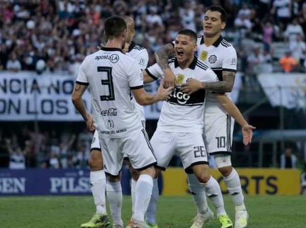 Olimpia escribe sus iniciales en la copa del apertura