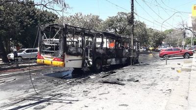 Un transporte de la linea 18 arde en llamas en las cercanías de la terminal