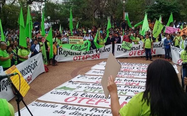 Docentes piden renuncia de Eduardo a Petta de Educación