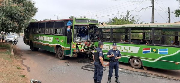 Buses chocan de frente causando la muerte de una mujer