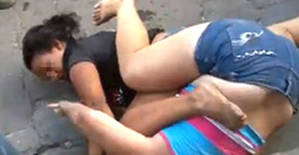 Mamás golpeadas por ¡sus propias retoñas!