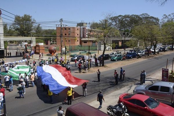Docentes cierran nuevamente Mcal López por reajuste salarial