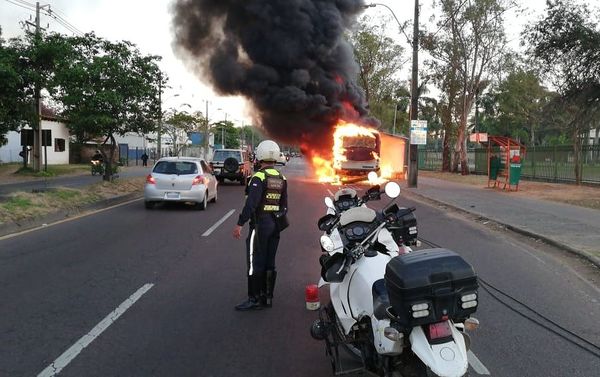 Transporte de la línea 18 arde sobre Madame Lynch