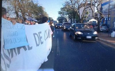 Funcionarios del Hospital de Clínicas realizan paro en servicios