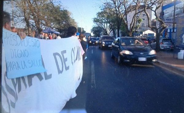Funcionarios del Hospital de Clínicas realizan paro en servicios