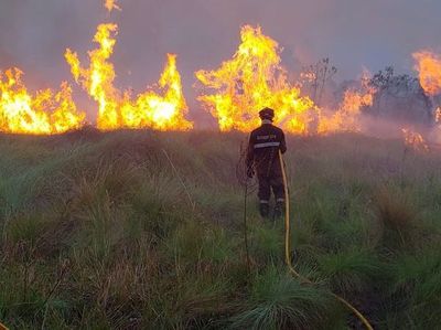 Bomberos dan una pausa para preparar equipos ante posible rebrote de incendios en 72 horas