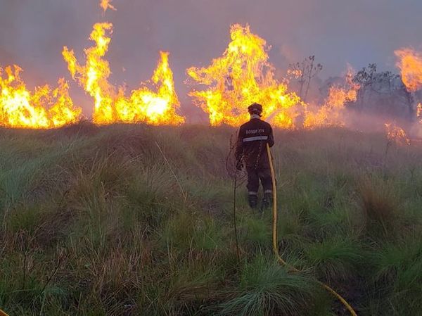 Bomberos dan una pausa para preparar equipos ante posible rebrote de incendios en 72 horas