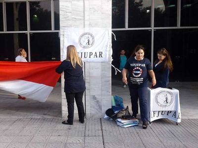 Funcionario judicial suspenden actividades hasta las 13.00 horas