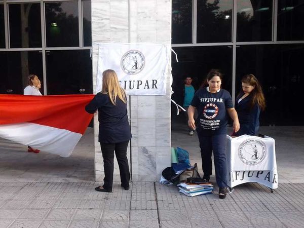 Funcionario judicial suspenden actividades hasta las 13.00 horas