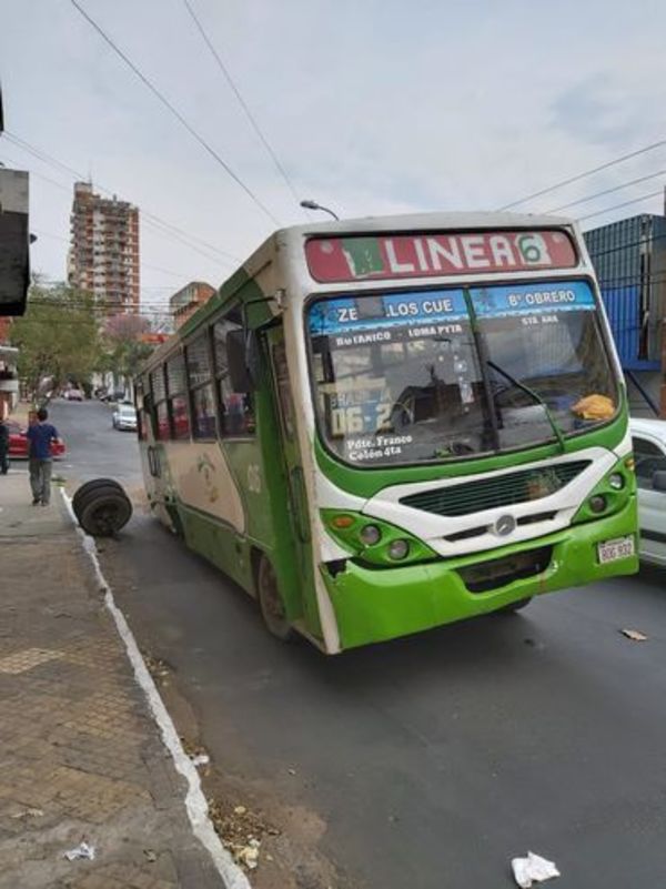 Colectivo chatarra queda sin ruedas en pleno centro de Asunción
