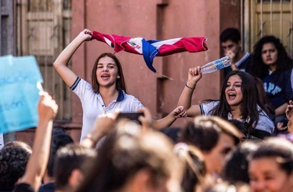 Estudiantes se movilizan en Asunción solicitando una respuesta del Estado a la crisis educativa
