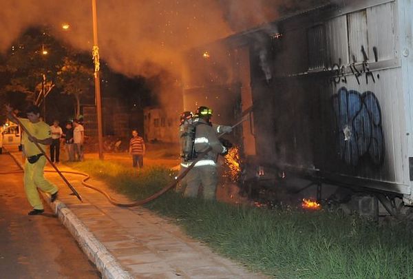 Un vagón de la vieja estación del tren se incendio esta madrugada