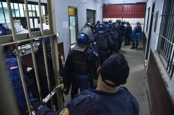 Miembros del PCC impiden intervención de la Policía en celdas de Tacumbú