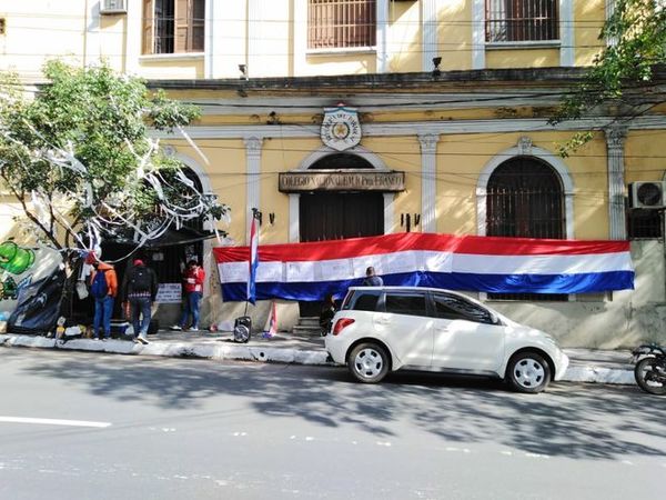 Alumnos se movilizan para presionar la renuncia de Mario Abdo como presidente