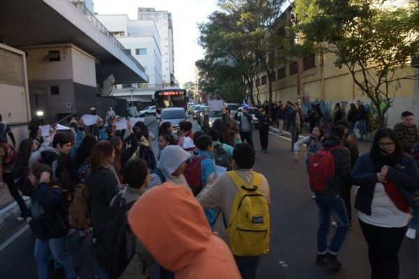 Estudiantes se unen a la manifestación por el juicio político contra Mario Abdo Benítez