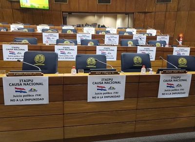 Diputados opositores se hacen sentir en plenaria ordinaria con carteles por el juicio político al Ejecutivo