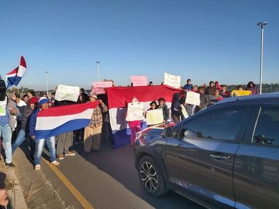 Pobladores del bañado cierran la Costanera para reclamar construcción de viviendas