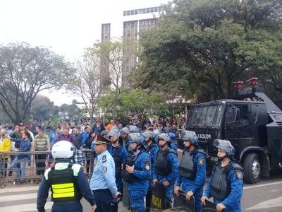 Policía advierte a taxistas que utilizará la fuerza  para despejar la avenida Mariscal López