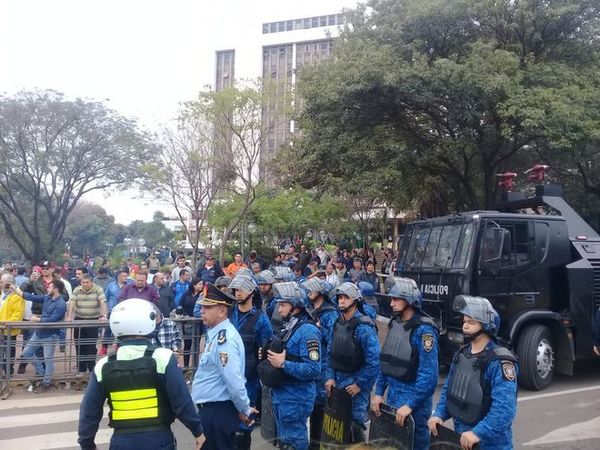 Policía advierte a taxistas que utilizará la fuerza para despejar la avenida Mariscal López