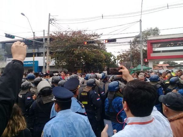 Se registran disturbios entre taxistas y la Policía. La primera víctima un reportero gráfico