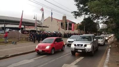 Taxistas levantan movilización ante presión ciudadana y fuerte presencia de efectivos policiales