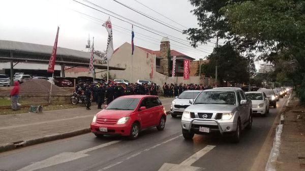 Taxistas levantan movilización ante presión ciudadana y fuerte presencia de efectivos policiales