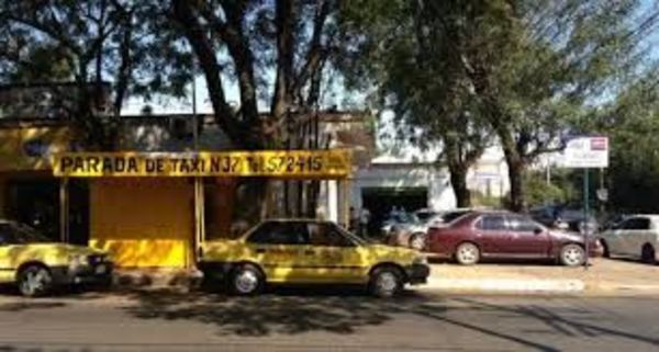 Concejal solicita que taxistas paguen por los espacios que ocupan las paradas