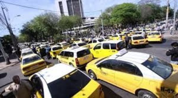 Taxistas bloquean paso a Uber con niño enfermo