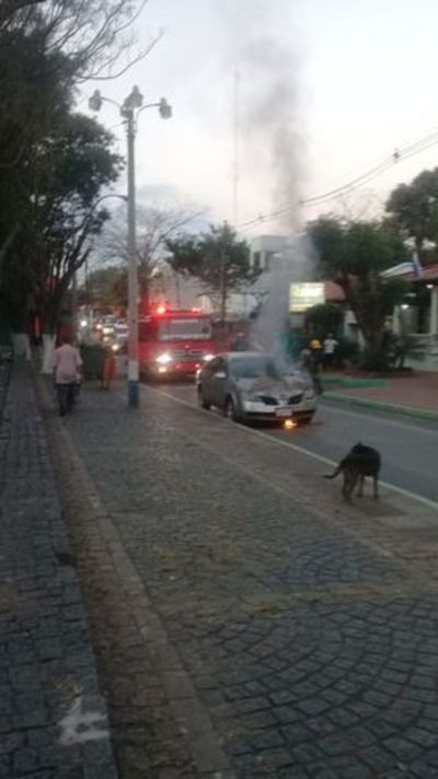 Un vehículo se incendia frente a la basílica de Caacupé