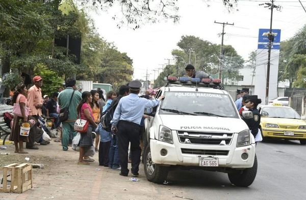 Policia traslada a indígenas que cerraban la avenida Artigas al parque Caballero