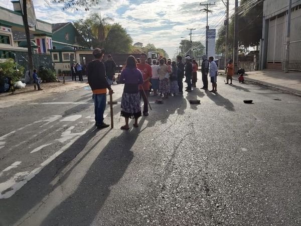 Indígenas cierran avenida Artigas y provocan caos en el tráfico