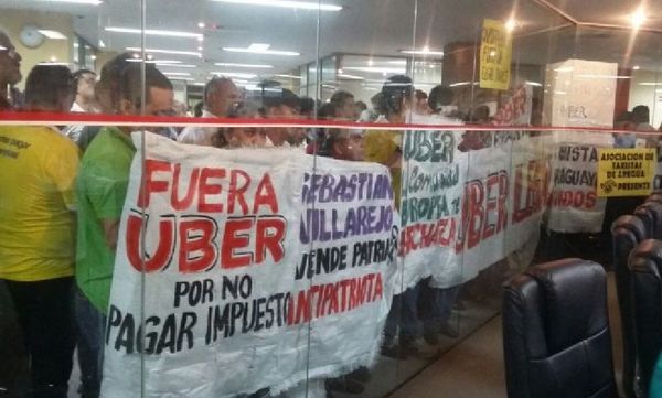 A grito “maten a periodistas” taxistas se retiraron de la sesión de la Junta de Asunción
