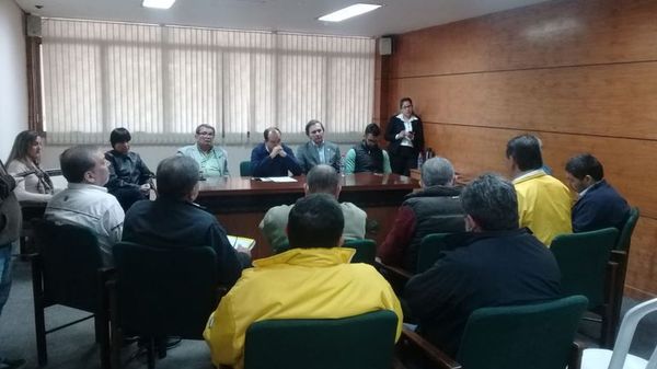 Taxistas se reúnen con concejales de Asunción sin llegar a un acuerdo con Muv y Uber