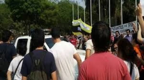 Alumnos provocan disturbios en el Rectora de la UNA