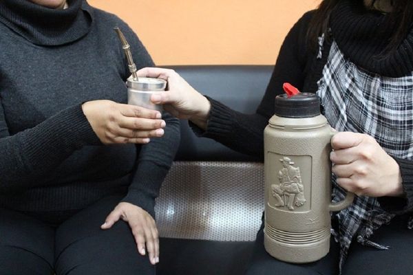 Salud insta a no saludar con besos y compartir el mate con personas con síntomas visibles de gripe