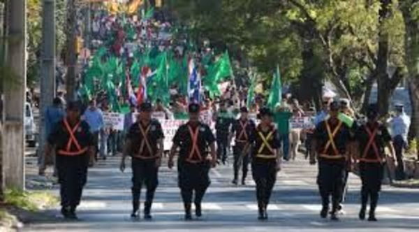 Varias calles de la capital bloqueadas por movilización de campesinos