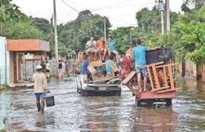 Decenso del agua trae alivio a familias en refugios