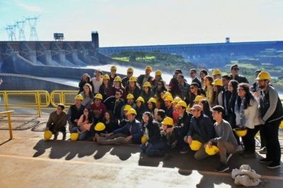 Itaipu recibe la visita de 5.541 personas por apertura de compuertas