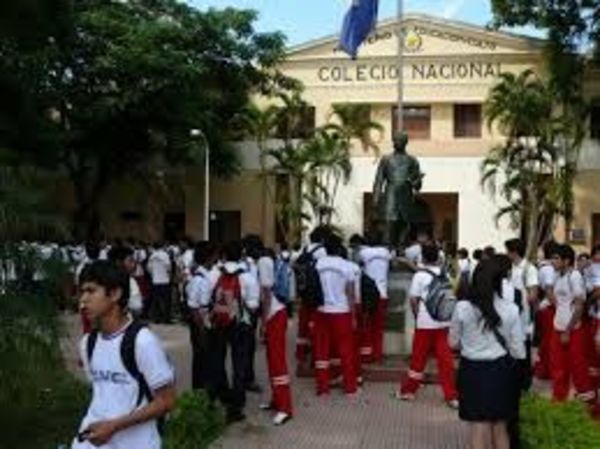 Estudiantes se manifiestan contra docente argel