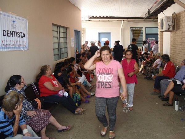 Por   anteojos gratis, niños y adultos  coparon el  Hospital   Barrio Obrero