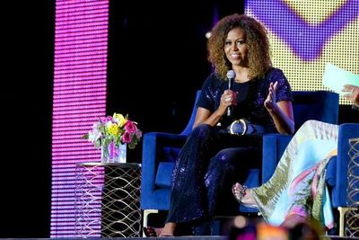 Michelle Obama estrena look y es comparada con Donna Summer