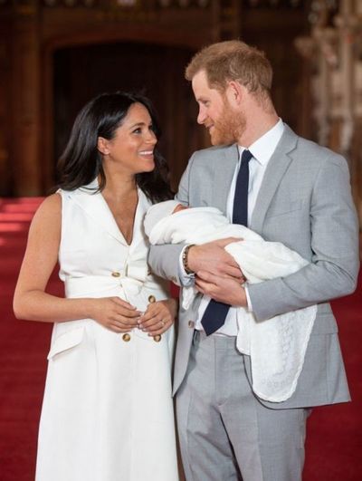 El look de Meghan al posar junto a su bebé