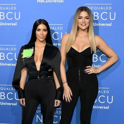 Kim y Khloé Kardashian desafían una ceremonia espiritual