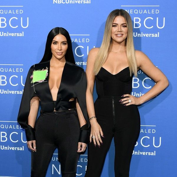 Kim y Khloé Kardashian desafían una ceremonia espiritual
