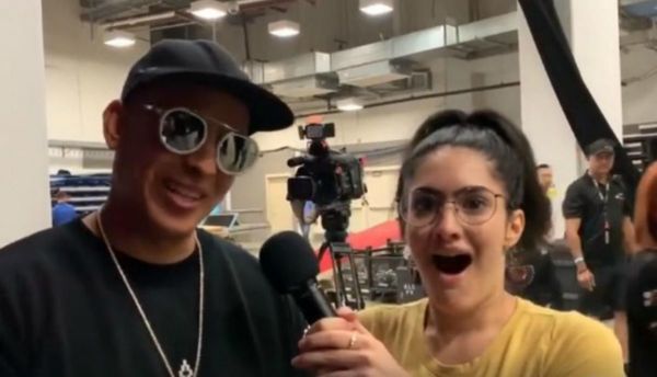 La insólita reacción de una reportera mientras entrevista a Daddy Yankee causa furor en redes sociales