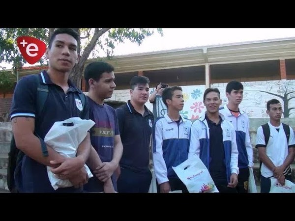 ALUMNOS DE COLEGIO RCA. ARGENTINA RECIBEN ATUENDOS PARA EL NACIONAL DE FUTSAL FIFA