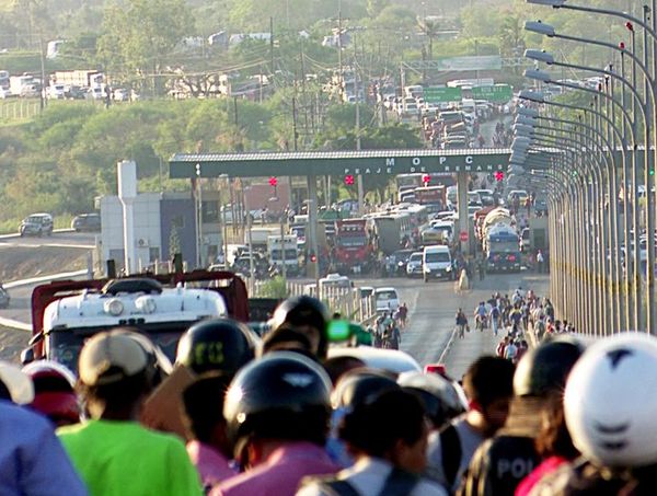 Indígenas anuncian que hoy no cerrarán el puente Remanso - Nacionales - ABC Color