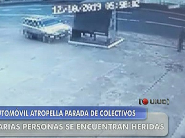 Se queda dormido, atropella parada de buses y deja personas heridas