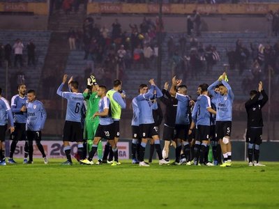 Uruguay ilusiona con vistoso primer tiempo y golazo de Brian Rodríguez