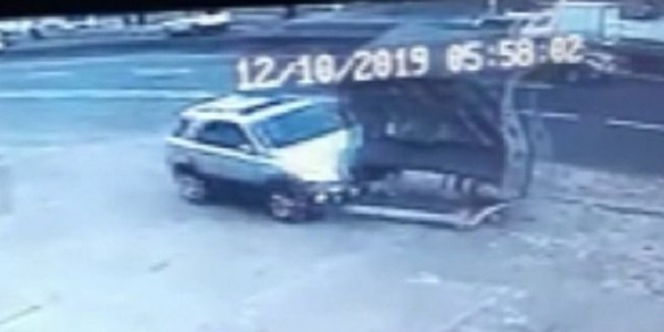 CAMIONETA ATROPELLA PARADA DE BUS Y DEJA 4 PERSONAS HERIDAS